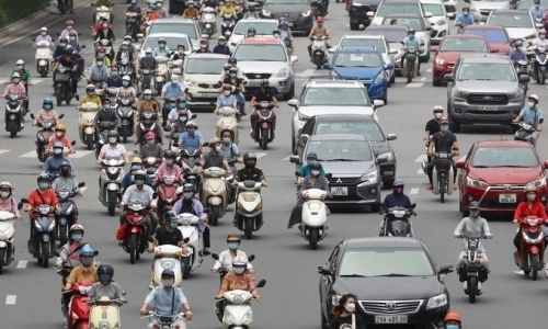 Nên xử phạt xe máy, ôtô ‘rùa bò’ cản đường nội thành